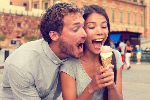 Paar isst gemeinsam ein Eis