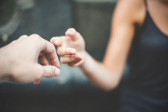 Paar nimmt sich bei der Hand