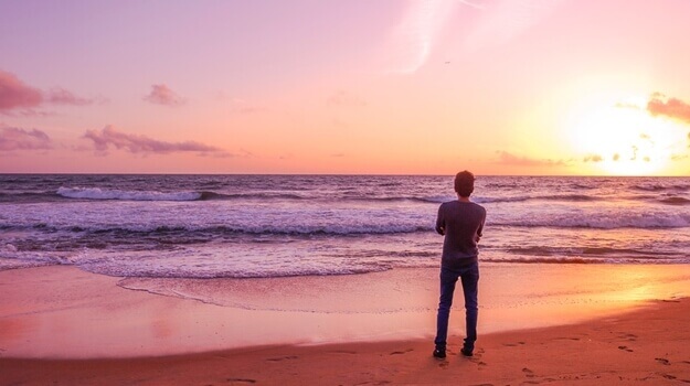 Partner allein am Strand