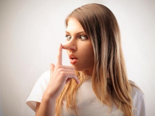 Mädchen mit langer Nase lügt