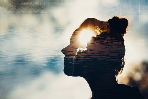 Silhouette einer Frau vor einem See