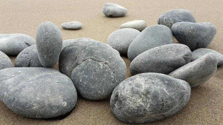 Große Steine am Strand