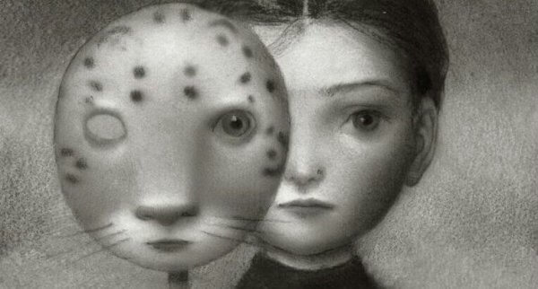 Mädchen hinter einer Maske