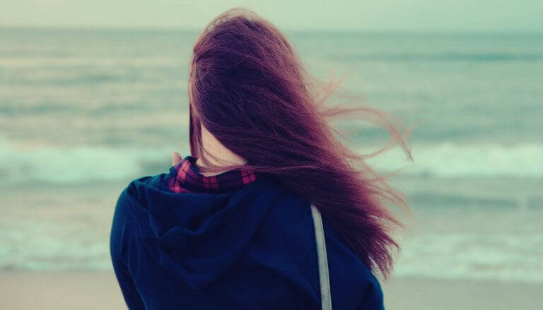 Traurige Frau am Meer