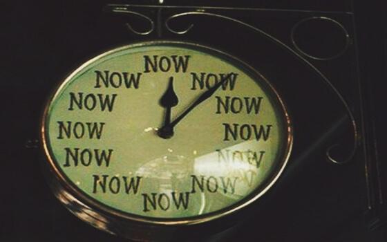 Uhr zeigt an, dass es immer "jetzt" ist