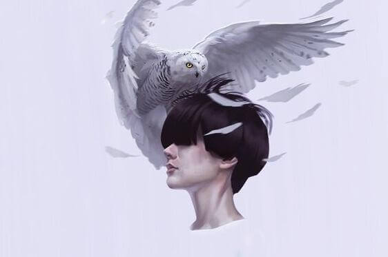 Person mit Eule auf dem Kopf