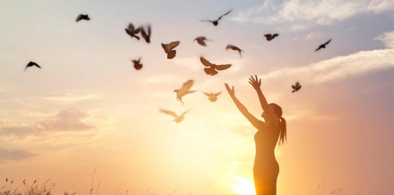 Frau lässt Tauben fliege