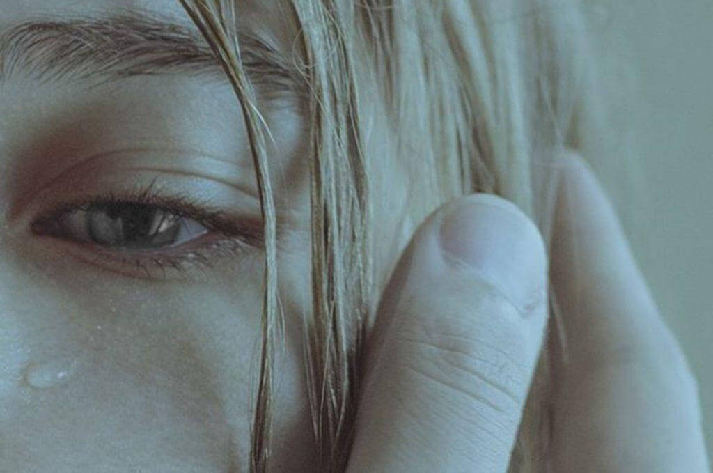 Traurige blonde Frau