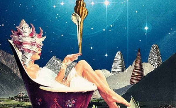 Eine Frau badet in einer Fantasiewelt.