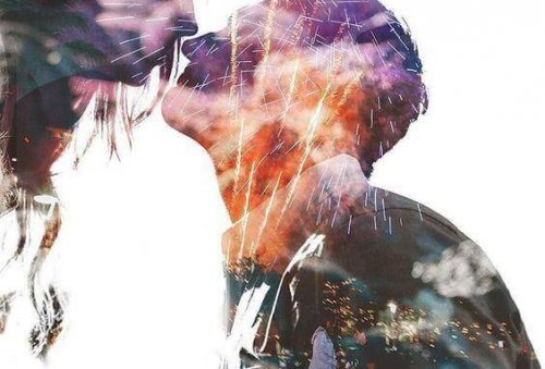 Feuerwerk in einem sich küssenden Paar