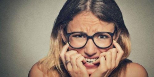 Überforderte Frau nagt an ihren Fingern