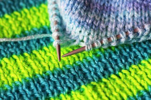 Stricknadeln - lila über grün