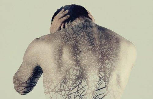 Mann mit Hautproblemen greift sich an den Kopf