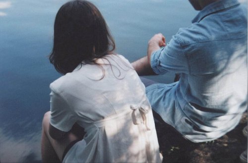 Paar, das am See sitzt
