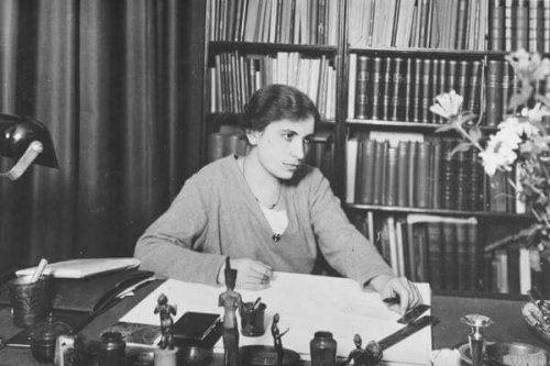 Anna Freud im Büro