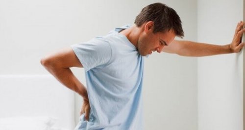 Erschöpfter Mann mit Rückenschmerzen