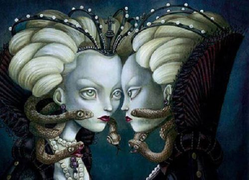 Frauen mit Schlangen vor dem Spiegel