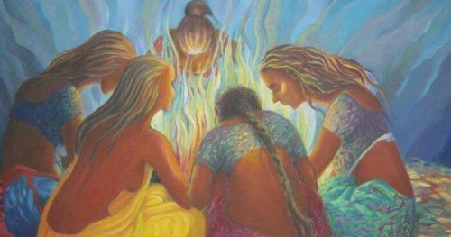 Eine Gruppe von Frauen, die um ein Lagerfeuer sitzt