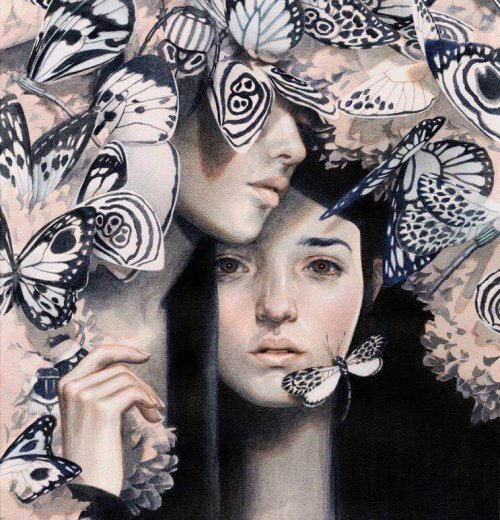 Trauriges Paar hinter Schmetterlingen