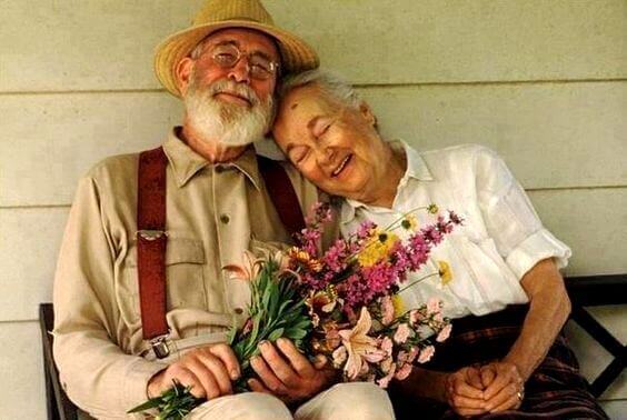 Ein altes Ehepaar genießt das Zusammensein.
