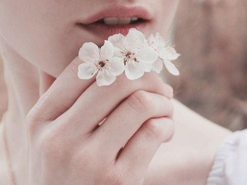 Frau mit Blumen in der Hand