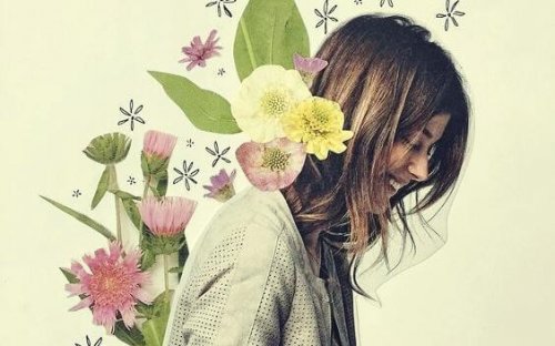 Lächelnde Frau mit Blumen im Hintergrund