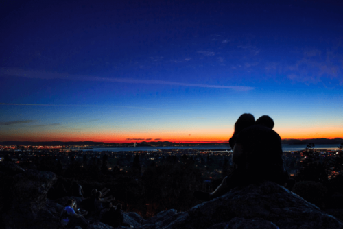 Paar, das sich den Sonnenuntergang ansieht