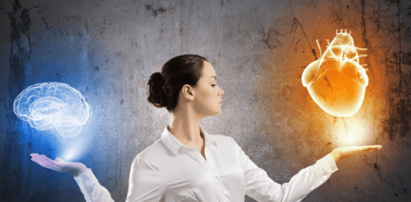 Eine Frau balanciert Herz und Hirn.