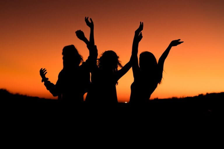 Drei Frauen bei Sonnenuntergang