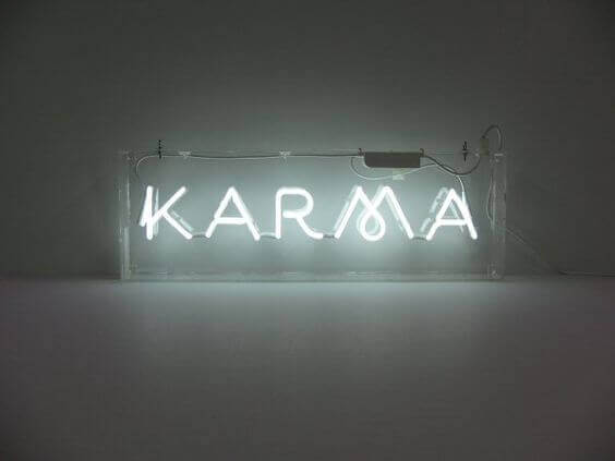 Karma in Neonlicht