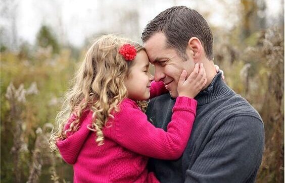 Dieses kleine Mädchen zeigt ihrem Vater gegenüber große Zuneigung