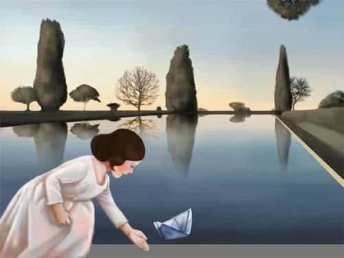 Frau setzt Papierschiff auf Teich