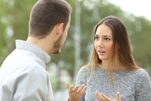 Partner sprechen energisch miteinander