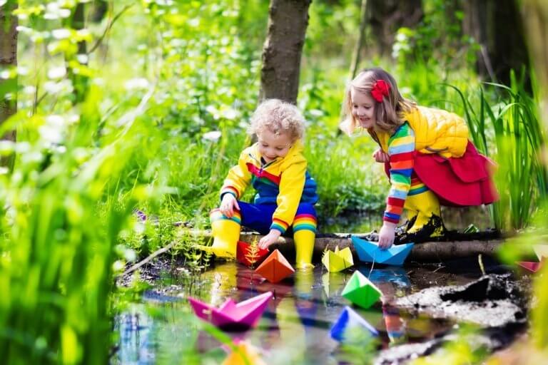 Im Wald spielende Kinder