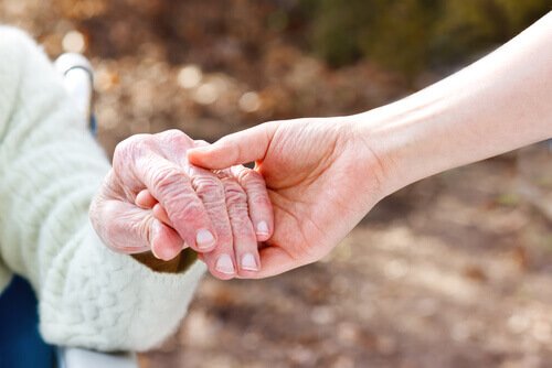Personen zweier Generationen halten sich an den Händen