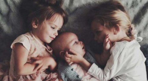 Ältere Geschwister mit Kleinkind