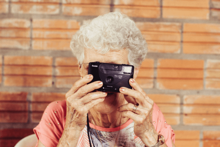 Oma mit einer analogen Kamera