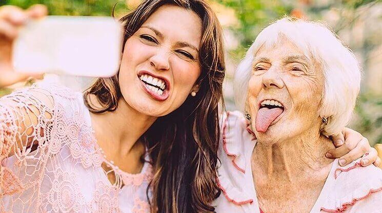 Junge und alte Frau machen ein Selfie