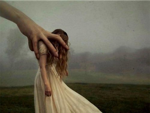 Frau wird von einer großen Hand gesteuert