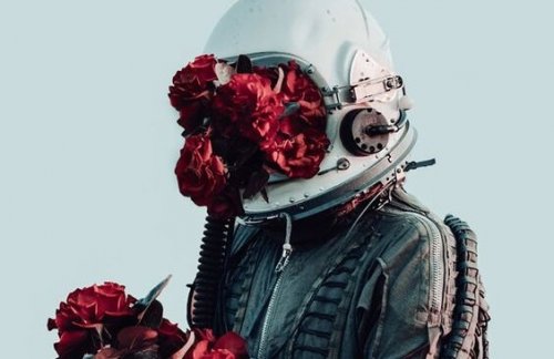 Mann mit Uniform und Helm voller Blumen