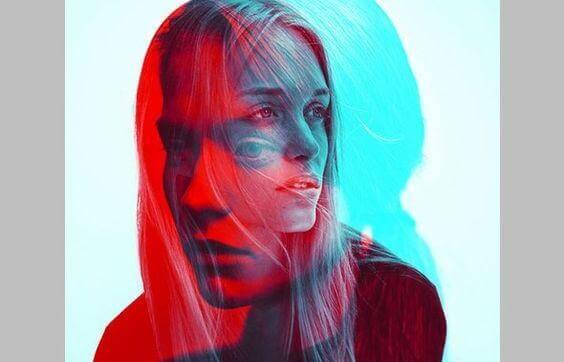 Mutige Frau in Blau und Rot