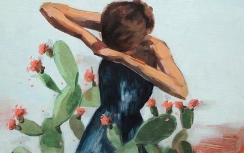 Ein Mädchen steht bei einem Kaktus