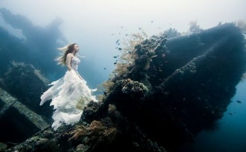 Frau in einer Unterwasserwelt