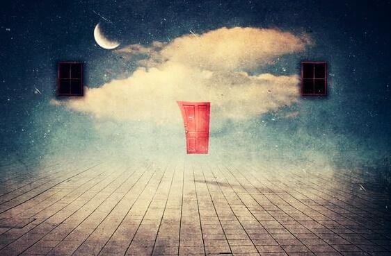 Surrealistisch anmutendes Bild mit Fenster, Tür und Mond in Traumlandschaft.