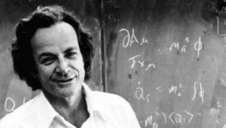 Feynmann vor einer Tafel
