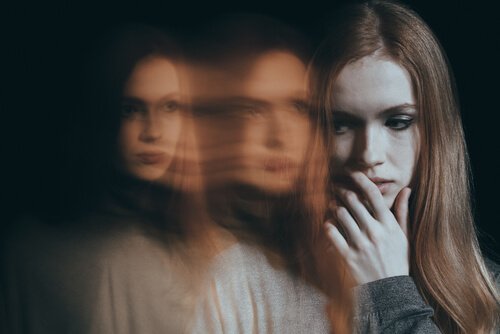 Eine Frau, die jemandes Anwesenheit spürt. Sie fühlt sich unwohl und sieht Schatten.