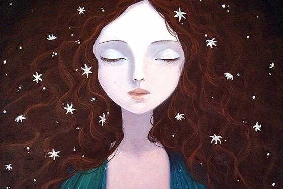 Frau mit geschlossenen Augen und Sternen in den Haaren