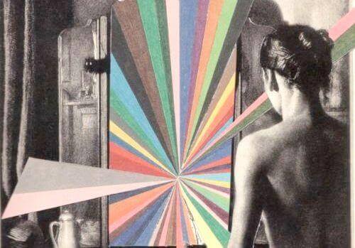 Frau steht vor einem hypnotisierenden Spiegel