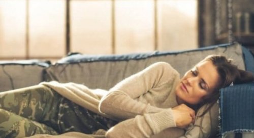 Frau schläft auf Sofa