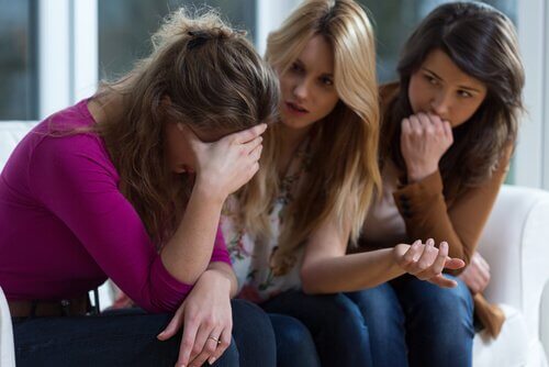 Frau spricht mit Freundinnen über psychologischen Missbrauch